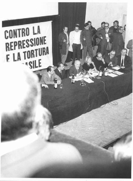 Piccolo Teatro - Interno - Assemblea contro le torture in Brasile - Tavolo della presidenza - Parola d'ordine