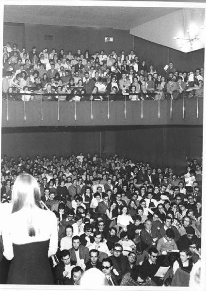 Piccolo Teatro - Interno - Assemblea contro le torture in Brasile - Panoramica sulla platea - Pubblico