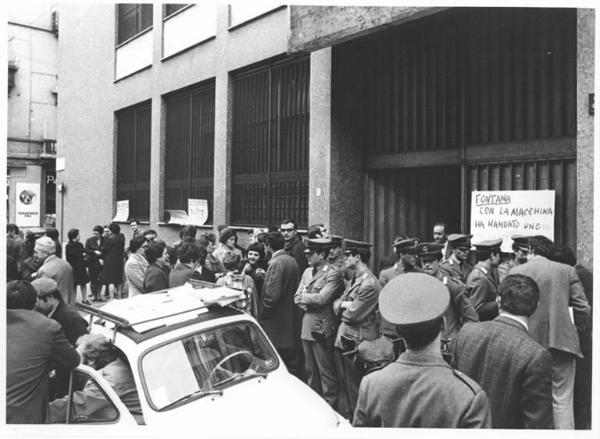 Sciopero dei lavoratori della Riri - Presidio davanti all'ingresso della fabbrica - Schieramento delle forze dell'ordine - Cartelli