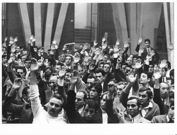 Camera del Lavoro - Salone "Di Vittorio" - Interno - Convegno delegati Alfa Romeo - Platea - Votazione per alzata di mano