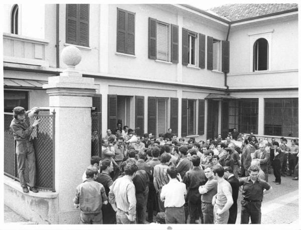 Sciopero dei lavoratori della Gilera - Comizio nel cortile della fabbrica - Operai con tuta da lavoro