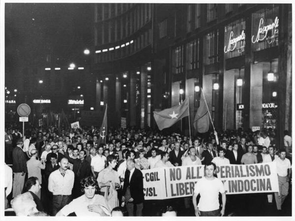 Manifestazione serale unitaria contro l'aggressione americana in Cambogia e per la liberazione del Vietnam - Corteo - Striscione Fim Cisl e Fiom Cgil contro l'imperialismo - Bandiere