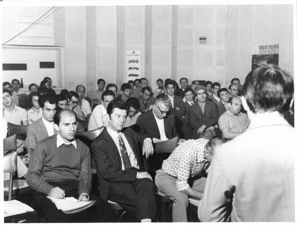 Interno - Assemblea dei lavoratori dell'Alfa Romeo per il rinnovo del contratto - Panoramica sulla sala - Platea - Manifesti Alfa Romeo