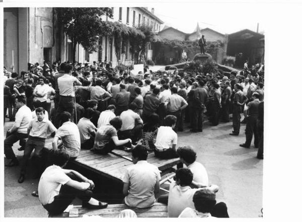 Sciopero dei lavoratori della Ercole Marelli - Comizio nel cortile della fabbrica - Operai