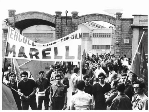 Sciopero dei lavoratori della Ercole Marelli - Lavoratori escono dalla fabbrica - Striscione - Bandiere Fim, Fiom, Uilm