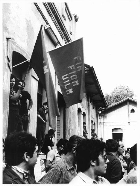 Sciopero dei lavoratori della Ercole Marelli - Comizio nel cortile della fabbrica - Operai con bandiere Fim, Fiom, Uilm