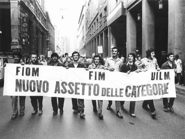 Manifestazione congiunta Alfa Romeo, Borletti, Sit Siemens per le riforme - Corteo in corso Vittorio Emanuele II - Striscione