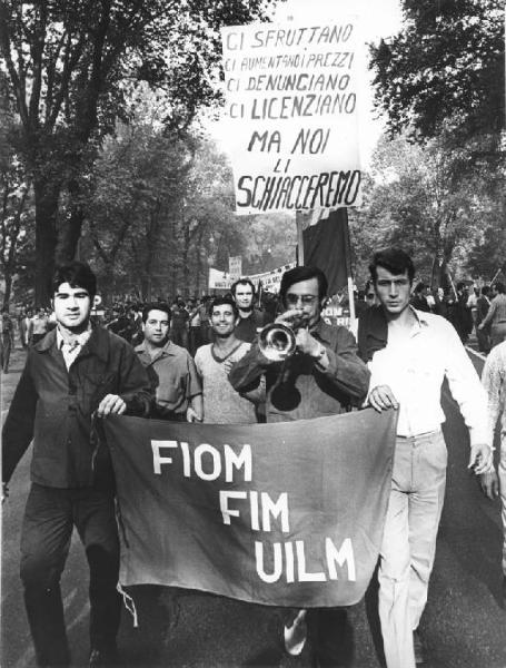 Manifestazione congiunta Alfa Romeo, Borletti, Sit Siemens per le riforme - Corteo - Lavoratore suona la tromba - Cartello - Bandiera Fiom, Fim, Uilm