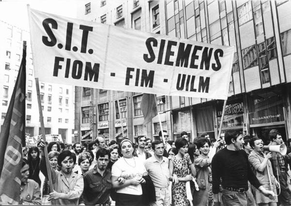 Manifestazione congiunta Alfa Romeo, Borletti, Sit Siemens per le riforme - Corteo in corso Europa - Spezzone lavoratrici della Sit Siemens - Operaie con grembiule da lavoro - Lavoratrice con megafono - Striscione - Bandiere