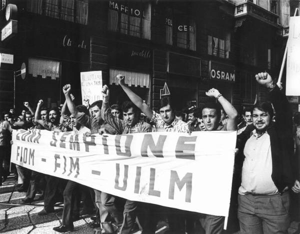 Manifestazione congiunta Alfa Romeo, Borletti, Sit Siemens per le riforme - Corteo - Spezzone lavoratori della Zona Sempione - Lavoratori salutano con il pugno chiuso - Cartello - Striscione