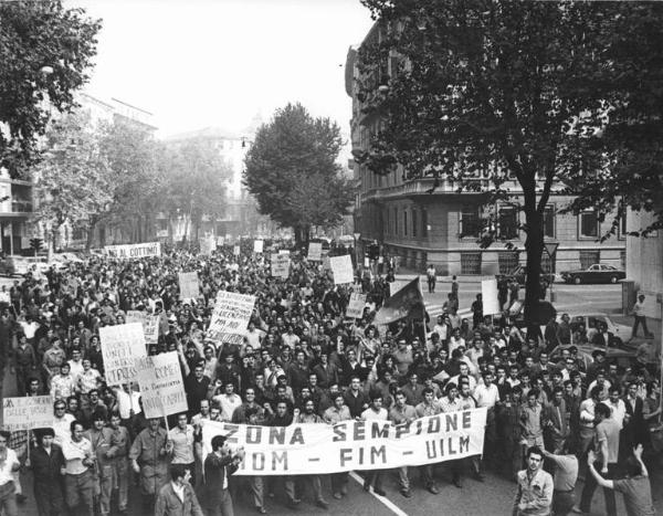 Manifestazione congiunta Alfa Romeo, Borletti, Sit Siemens per le riforme - Corteo - Spezzone lavoratori della Zona Sempione - Operai con tuta da lavoro - Striscione - Cartelli - Bandiera