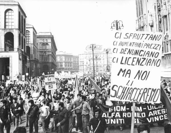 Manifestazione congiunta Alfa Romeo, Borletti, Sit Siemens per le riforme - Corteo in piazza del Duomo - Operai con tuta da lavoro - Striscioni - Bandiere - Cartelli - Pubblicità sulle facciate dei palazzi