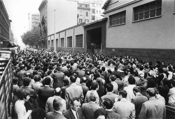 Sciopero dei lavoratori della Borletti - Comizio davanti ai cancelli della fabbrica - Lavoratori - Auto con megafono