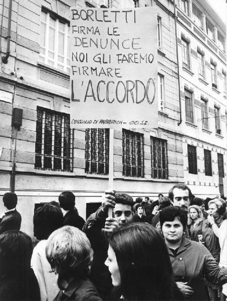 Sciopero dei lavoratori della Borletti contro le rappresaglie della direzione - Presidio davanti alla fabbrica - Operaie con tuta da lavoro - Cartello