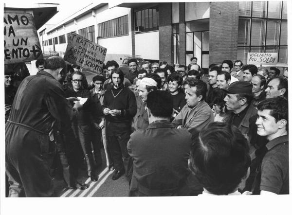 Sciopero dei lavoratori della Lanotype per l'aumento del salario - Assemblea davanti alla fabbrica - Operai con tuta da lavoro - Cartelli di protesta