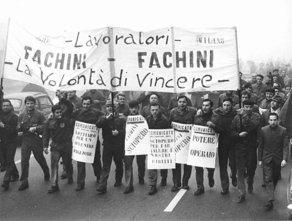 Sciopero dei lavoratori della Fachini per la difesa dei diritti dei lavoratori - Corteo - Operai con tuta da lavoro - Striscione - Cartelli