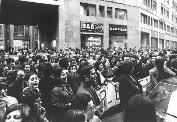 Sciopero dei lavoratori della Borletti - Presidio davanti all'Assolombarda - Lavoratori - Striscione