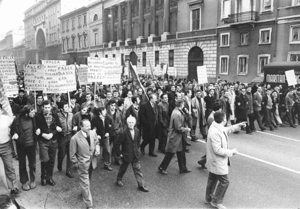 Sciopero dei lavoratori della Falck contro lo sfruttamento - Corteo in corso Venezia - Cartelli di protesta - Bandiere