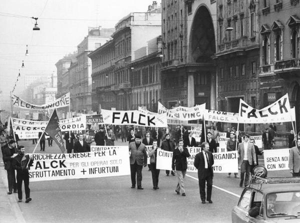 Sciopero dei lavoratori della Falck contro lo sfruttamento - Corteo in corso Venezia - Striscioni - Bandiere Fiom, Fim, Uilm