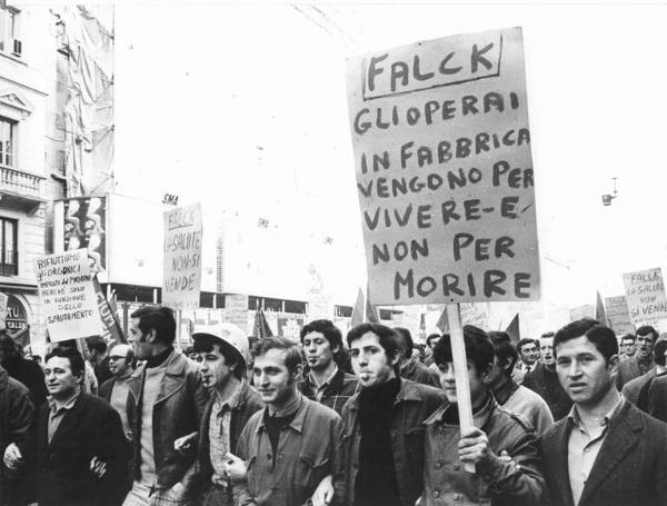 Sciopero dei lavoratori della Falck contro lo sfruttamento - Corteo - Operai con fischietti - Cartelli di protesta