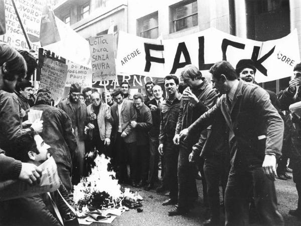 Sciopero dei lavoratori della Falck contro lo sfruttamento - Lavoratori davanti al palazzo della Falck - Falò con il fuoco - Striscione - Cartelli di protesta