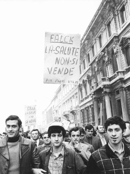 Sciopero dei lavoratori della Falck contro lo sfruttamento - Corteo davanti al palazzo della Falck - Operai con cartelli di protesta