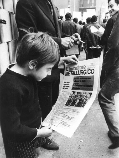 Sciopero dei lavoratori della Autobianchi - Distribuzione de "Il lavoratore Metallurgico" - Bambino con il giornale