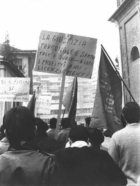 Sciopero dei lavoratori della Autobianchi per il superamento dei cottimi e delle qualifiche - Corteo - Cartelli di protesta - Bandiere Fim, Fiom, Uilm