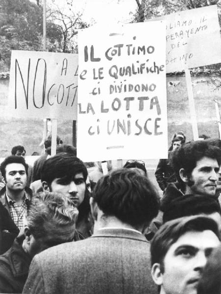 Sciopero dei lavoratori della Autobianchi per il superamento dei cottimi e delle qualifiche - Lavoratori con cartelli di protesta