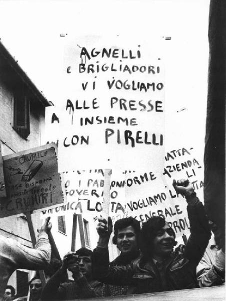 Sciopero dei lavoratori della Autobianchi per il superamento dei cottimi e delle qualifiche - Corteo - Operai con cartelli di protesta