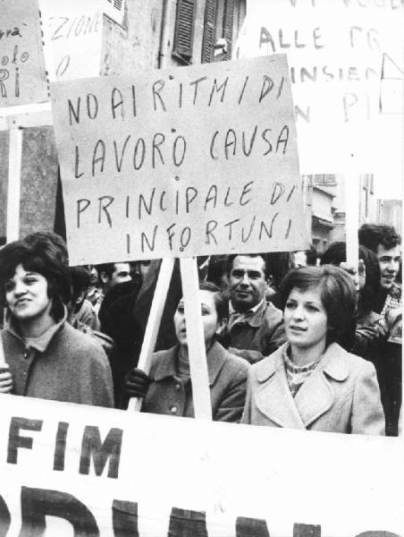 Sciopero dei lavoratori della Autobianchi per il superamento dei cottimi e delle qualifiche - Corteo - Donne con cartelli di protesta