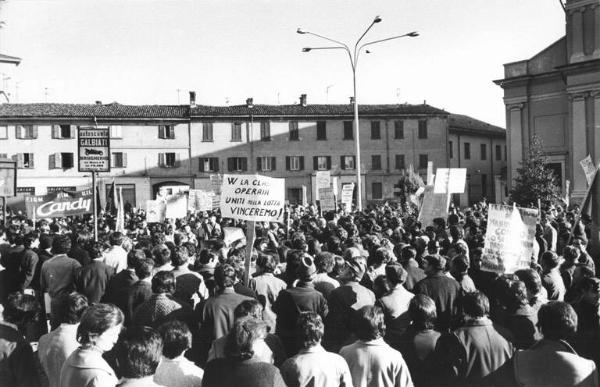 Sciopero in solidarietà con i lavoratori della Candy - Comizio in piazza - Cartelli di protesta - Striscione