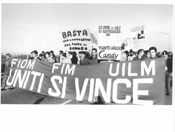 Sciopero in solidarietà con i lavoratori della Candy - Corteo dei lavoratori - Striscione Fiom, Fim, Uilm - Cartelli di protesta