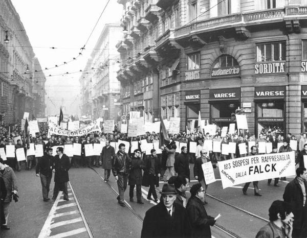 Sciopero dei lavoratori metalmeccanici e della gomma - Corteo in via Dante - Spezzone lavoratori della Falck - Striscioni - Cartelli di protesta - Bandiere