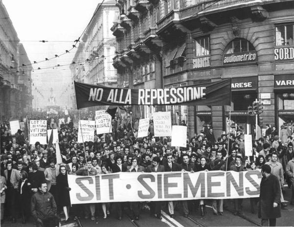 Sciopero dei lavoratori metalmeccanici e della gomma - Corteo in via Dante - Spezzone lavoratori della Sit Siemens - Striscioni - Cartelli di protesta