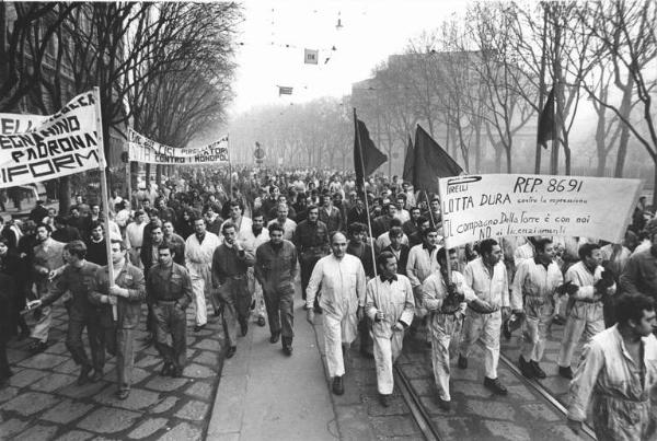 Sciopero dei lavoratori metalmeccanici e della gomma - Corteo - Spezzone lavoratori della Pirelli - Operai con tuta da lavoro - Striscioni - Bandiere