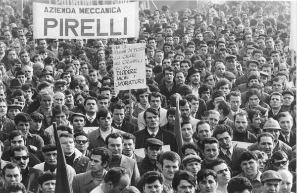 Sciopero dei lavoratori metalmeccanici e della gomma - Piazza del Duomo - Comizio - Folla di manifestanti - Cartello di protesta - Striscione