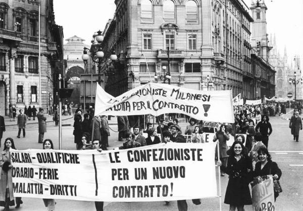 Sciopero delle confezioniste per il contratto di lavoro - Corteo delle lavoratrici in via Orefici - Striscioni - Cartelli di protesta