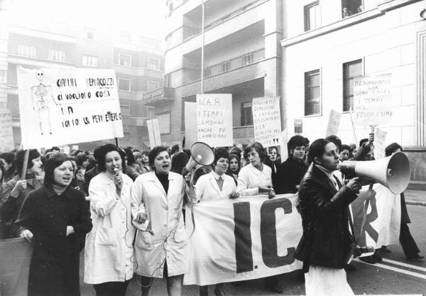 Sciopero dei lavoratori della Icar, Philips e Candy - Corteo - Spezzone lavoratrici della Icar - Operaie con grembiule da lavoro - Donne con megafono - Striscione - Cartelli di protesta