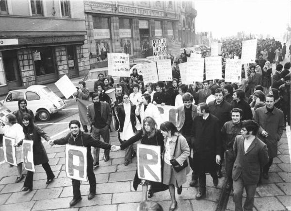 Sciopero dei lavoratori della Icar, Philips e Candy - Corteo - Spezzone lavoratrici della Icar - Operaie con grembiule da lavoro - Donne con megafono - Striscione - Cartelli di protesta - Megafono