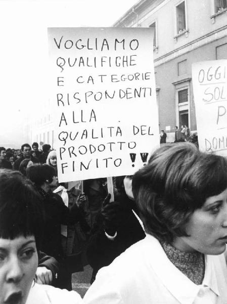 Sciopero dei lavoratori della Icar, Philips e Candy - Corteo - Spezzone lavoratrici della Icar - Operaie con grembiule da lavoro - Particolare: cartello di protesta