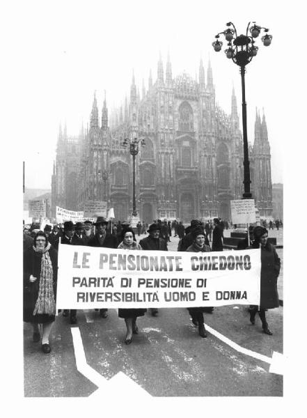 Manifestazione per le pensioni - Corteo dei pensionati in piazza del Duomo - Striscione - Cartelli di protesta - Il Duomo