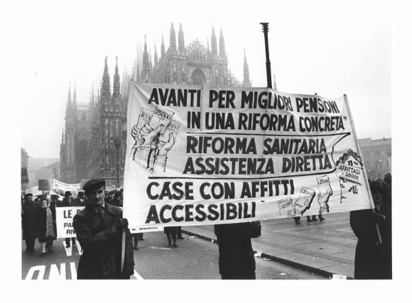 Manifestazione per le pensioni - Corteo dei pensionati in piazza del Duomo - Striscione - Il Duomo