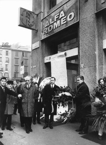 Commemorazione dello studente Saverio Saltarelli - Via Larga - Dirigenti sindacali, tra i quali Guido Venegoni - Corone di fiori - Manifesto