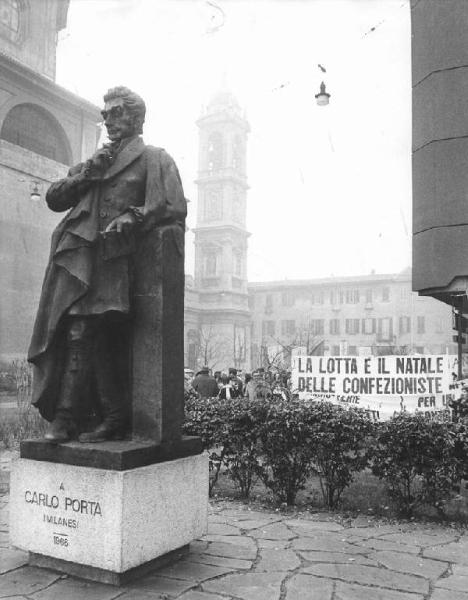 Sciopero delle lavoratrici confezioniste - Piazza Santo Stefano - Comizio - Striscione - Bandiere - Monumento a Carlo Porta