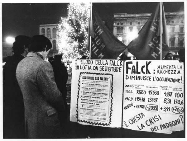 Piazza del Duomo - Notte di Capodanno - Presidio dei lavoratori della Borletti e di altre fabbriche in lotta - Cartelli sulla situazione dei lavoratori della Falck - Bandiera Fim, Fiom, Uilm