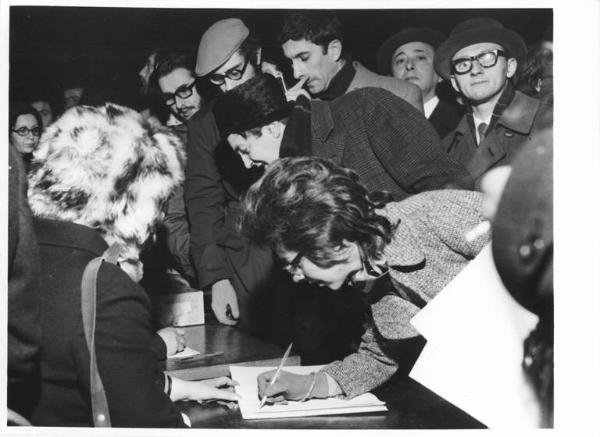 Piazza del Duomo - Notte di Capodanno - Presidio dei lavoratori della Borletti e di altre fabbriche in lotta - Banchetto - Donna firma un appello di solidarietà con i lavoratori