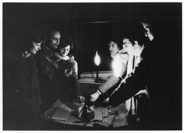 Piazza del Duomo - Notte di Capodanno - Presidio dei lavoratori della Borletti e di altre fabbriche in lotta - Lavoratori mangiano un panettone