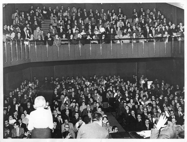 Piccolo Teatro - Interno - Convegno unitario tessili per il rinnovo del contratto - Panoramica sulla sala - Platea con il pubblico