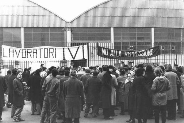 Sciopero dei lavoratori della Ivi contro la repressione - Picchetto davanti ai cancelli della fabbrica - Striscioni